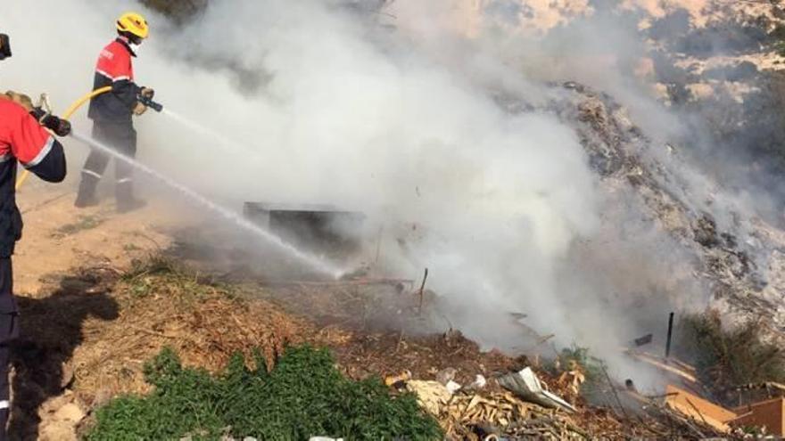 Extinguen un incendio en el barranco de Barbasena