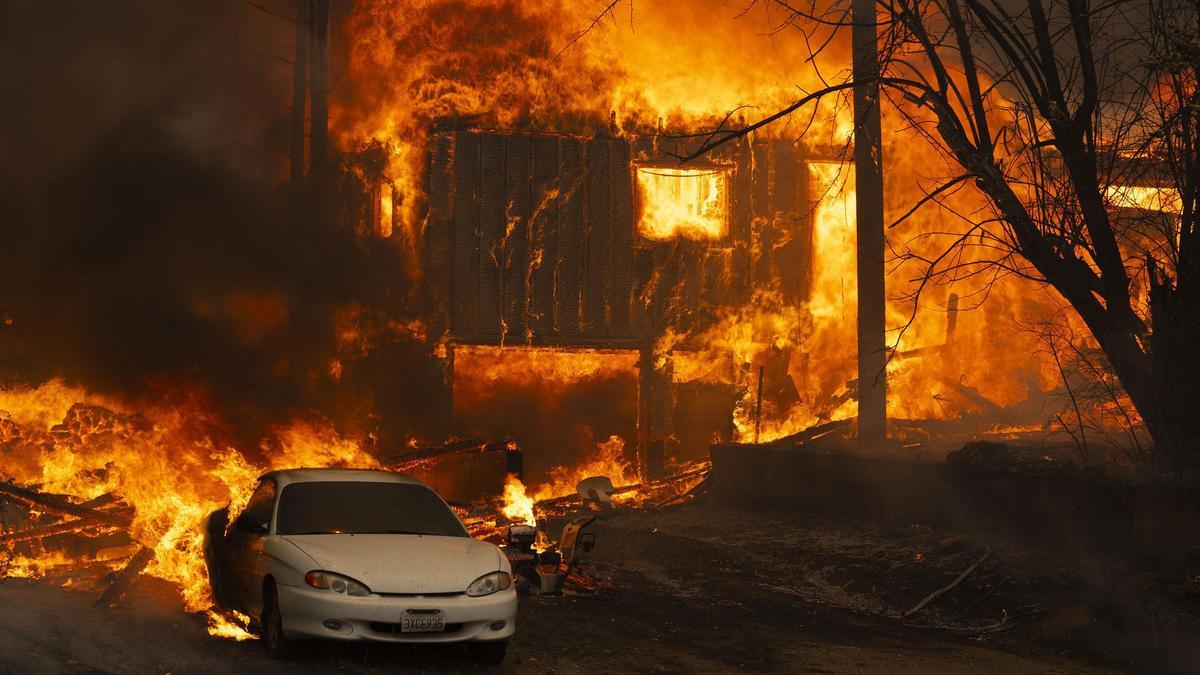 Una casa arde a causa del incendio 'Dixie'.