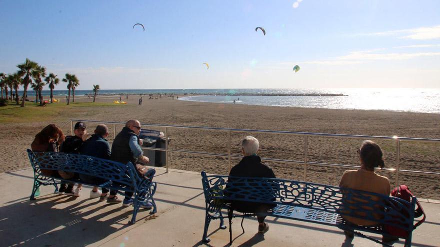 Ciudadanos al sol, el pasado domingo en La Malagueta.