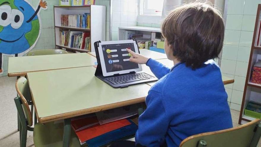 Un estudiante de un colegio de Gijón utilizando la aplicación de I-Sen.