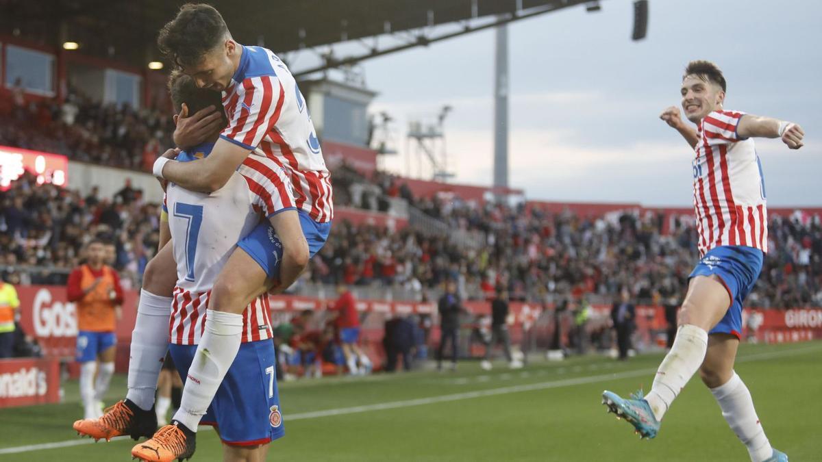 Arnau s’abraça amb Stuani 
després d’un gol contra el
Reial Societat B . |  ANIOL RESCLOSA