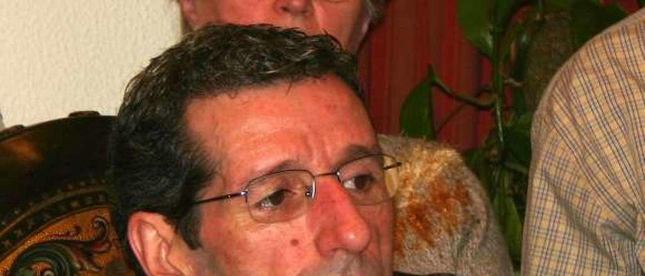 José Manuel Alonso, en uno de sus últimos plenos en Muros, en 2004.