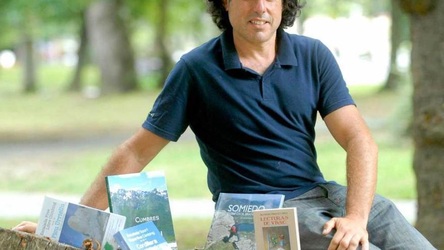 Alberto Castaño, con los libros de la editorial Cordillera Cantábrica.