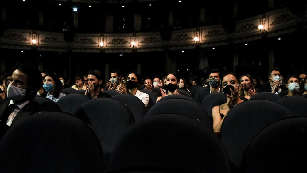 El Teatro Cervantes acogió una gala inaugural marcada por un aforo limitado, mascarillas por doquier y la ausencia de la tradicional y ambientada alfombra roja en sus aledaños.