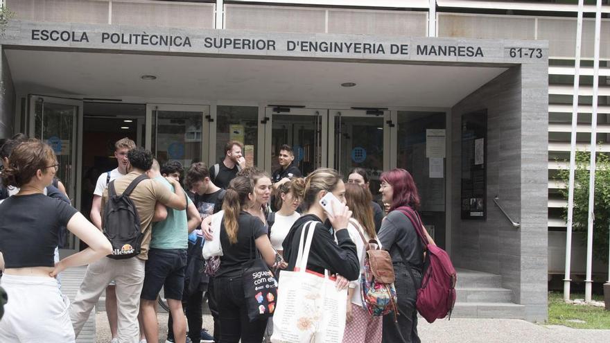 Estudiants a l'entrada de l'Escola Politècnica Superior d'Enginyeria de Manresa