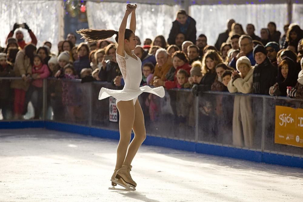 Exhibición de patinaje sobre hielo en la pista de Gijón