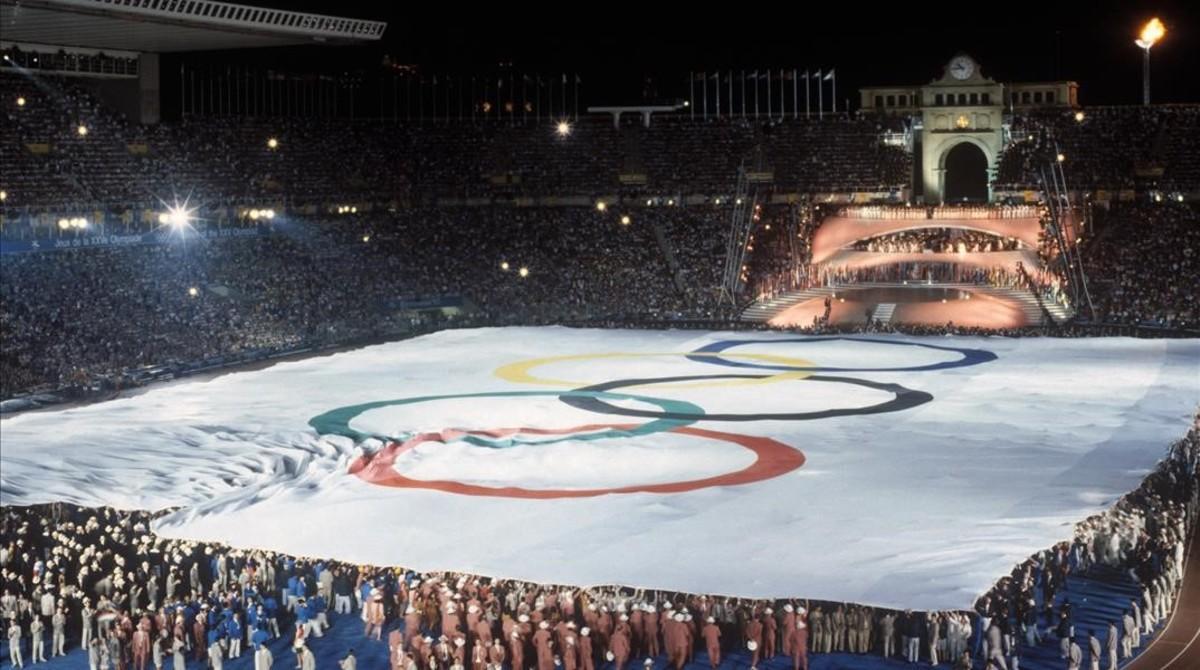 Una inmensa bandera olímpica desplegada por los atletas participantes en la ceremonia inaugural.