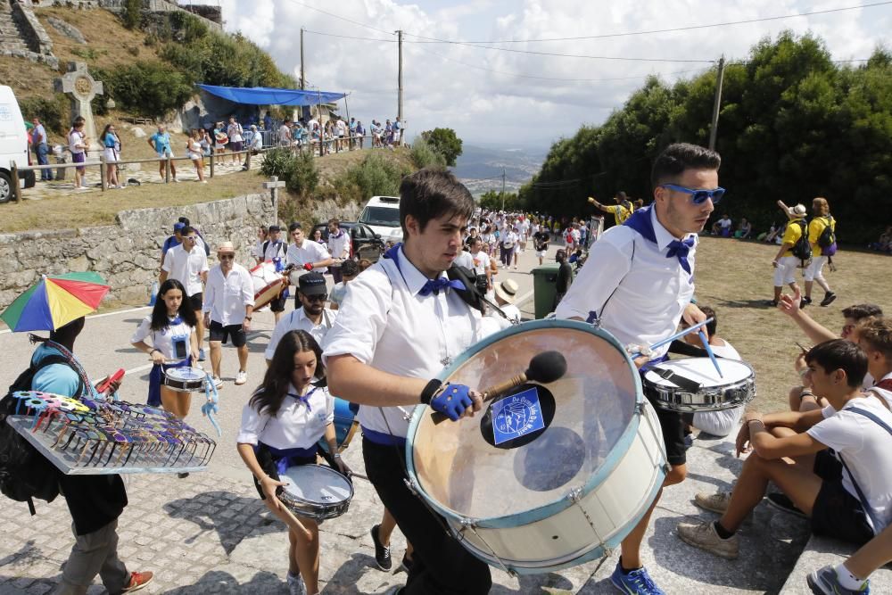 Juramento con vino a trescientos metros de altura. La guardesa fiesta del Monte congrega a miles de personas en Santa Trega