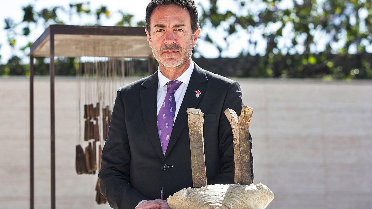 Miguel Lorente junto a un premio de Igualdad que le concedió la Universidad de Alicante.   | // ÁLEX DOMÍNGUEZ