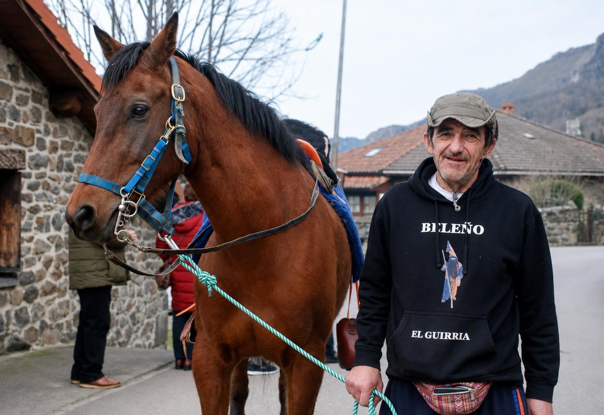 "Cachali", en 2024, segundos antes de montar a caballo para participar como aguinaldero en la fiesta del guirria.
