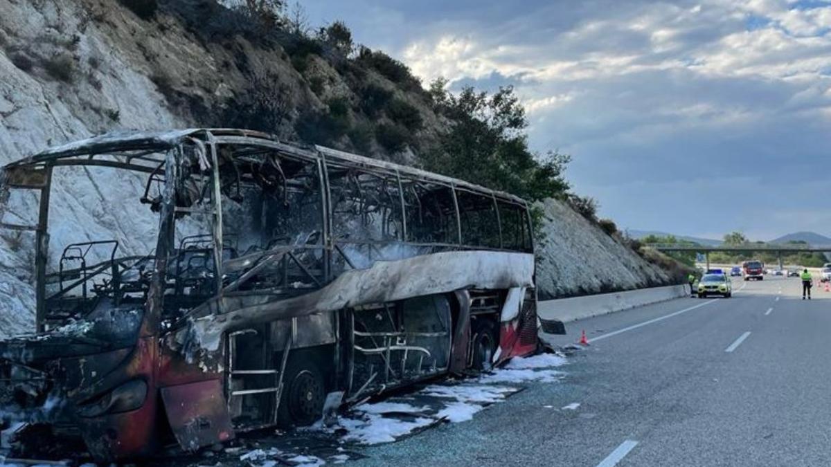 Incendio autobús en la AP-7 entre Agullana y La Jonquera