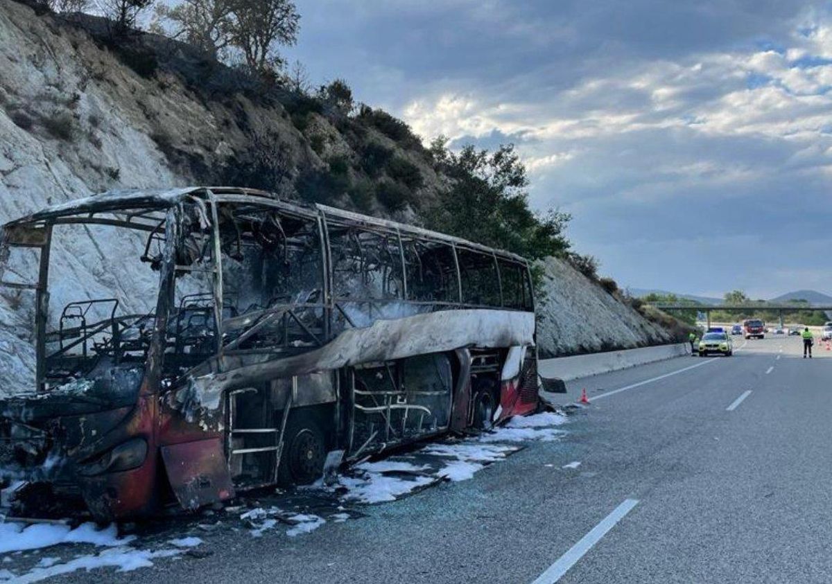 L’incendi d’un autobús obliga a tallar l’AP-7 a la Jonquera L’incendi d’un autobús obliga a tallar l’AP-7 a la Jonquera