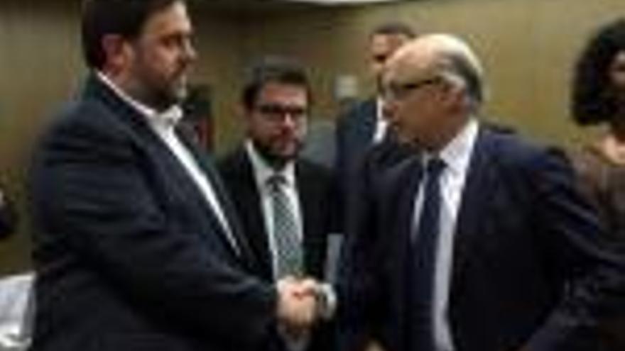 El vicepresident català, Oriol Junqueras, amb el ministre d&#039;Hisenda, Cristóbal Montoro, a l&#039;abril.