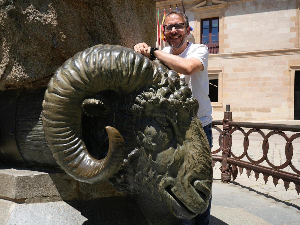 Félix Mojón, entrenador del BM Zamora, en la estatua de Viriato.