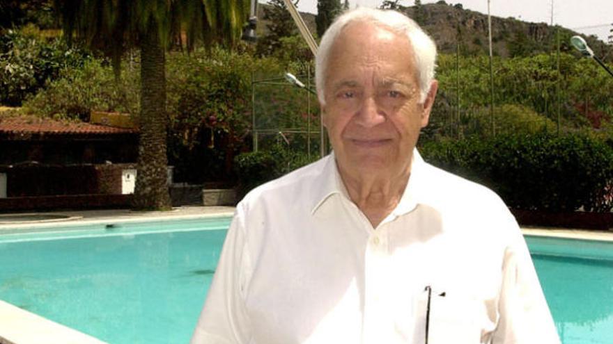 Agustín Artiles, junto a la piscina de las Grutas de Artiles, en 2007. | lp / dlp