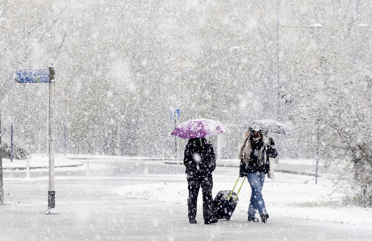 21/11/2025 Paseantes cubiertos de nieve durante la llegada de una masa de aire ártico, a 21 de noviembre de 2025, en Vitoria, País Vasco (España). SOCIEDAD Iñaki Berasaluce - Europa Press