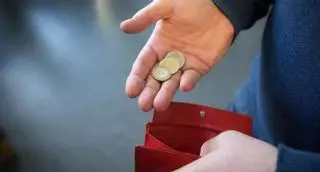 Una mujer tira unos euros al suelo y roba la cartera a quien los coge