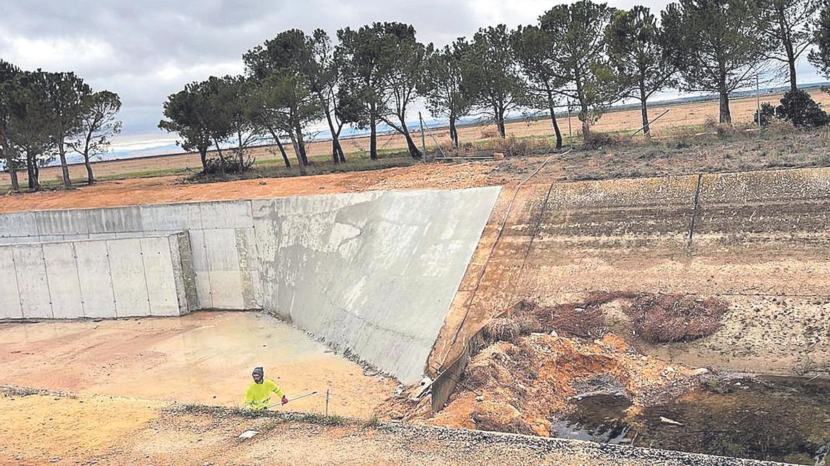 Imagen de los trabajos este lunes para despejar la conducción de caudales del Trasvase.