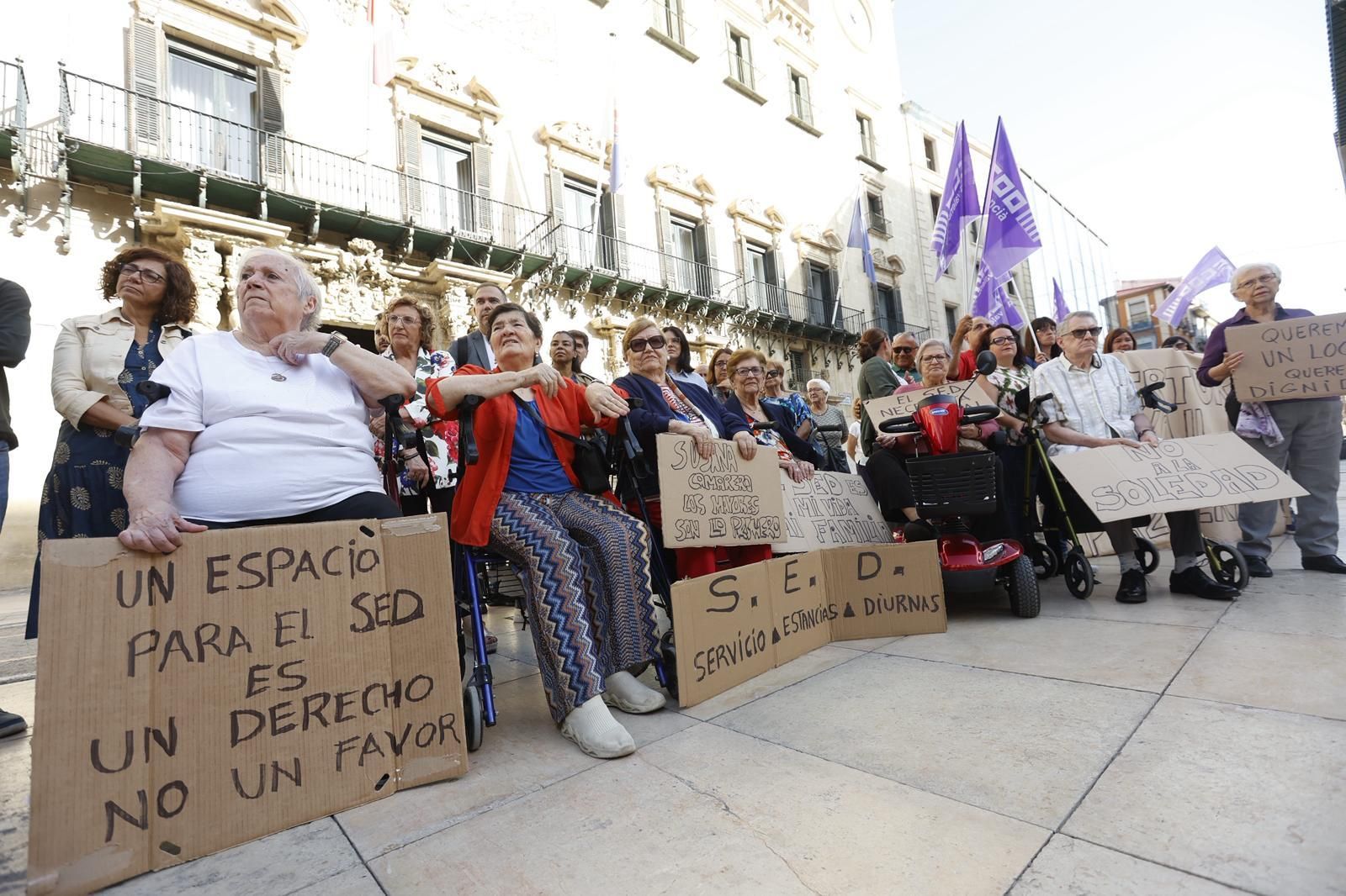 Las protestas por el cierre del centro de día de Plaza América se trasladan al Ayuntamiento de Alicante