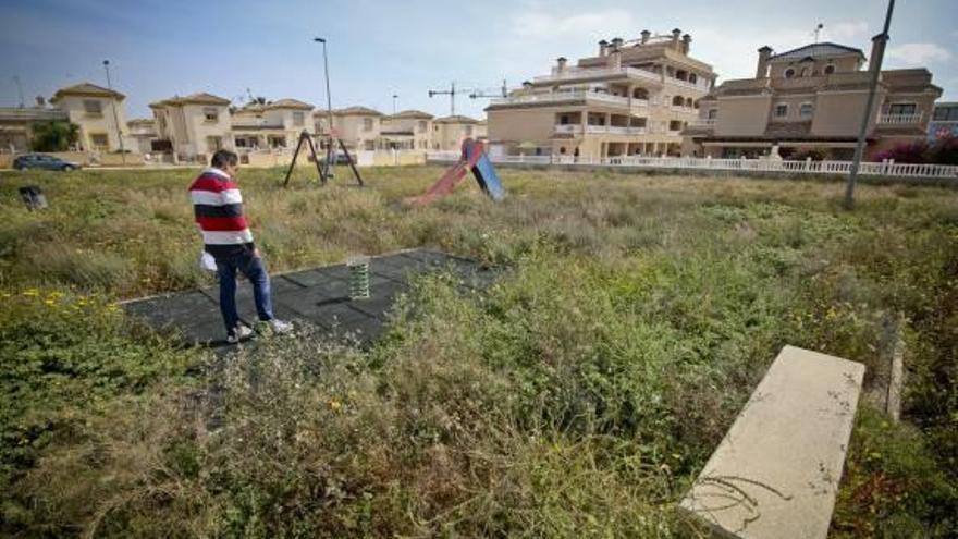 Un parque abandonado en el litoral de Orihuela.