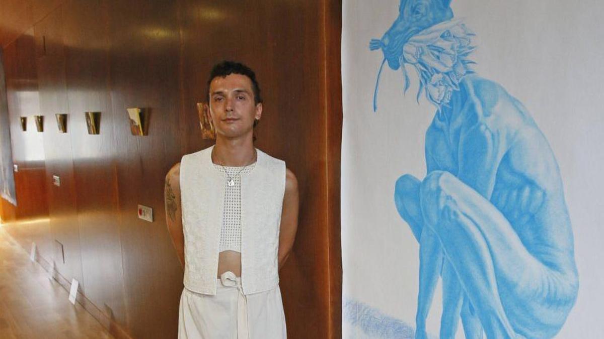 Samuel Rodríguez González coa súa obra «Perra».