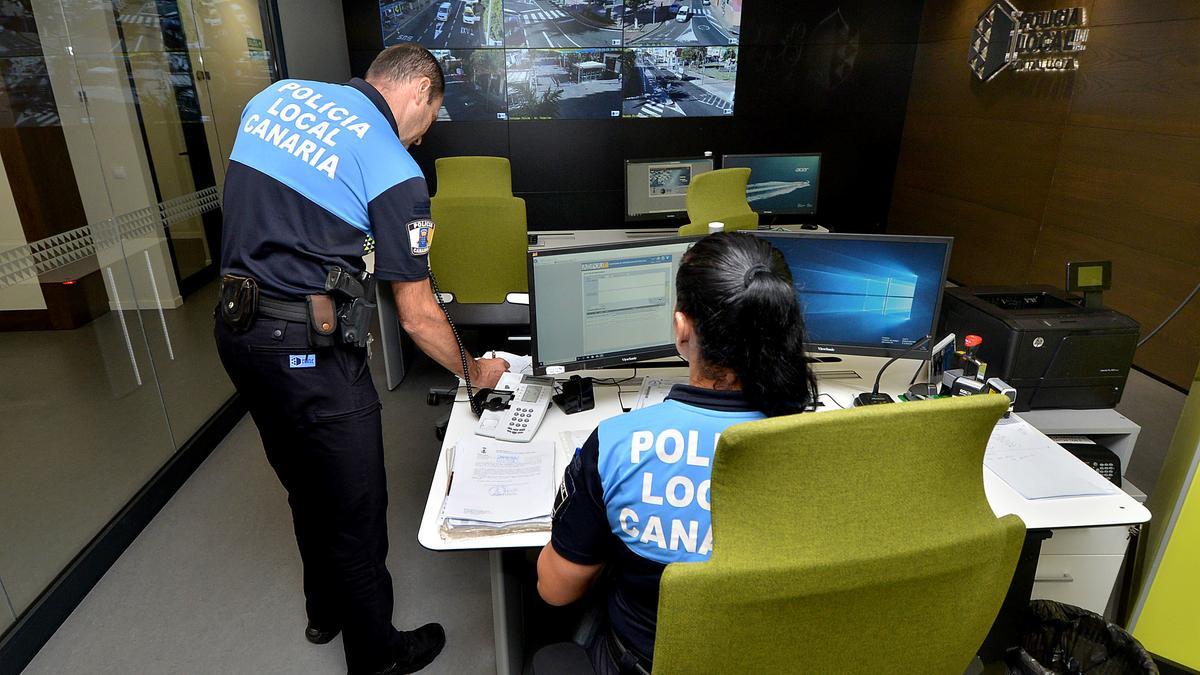 Dos policías locales de Santa Lucía, en la sala de control de tráfico.