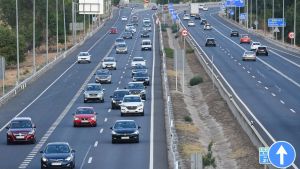 Archivo - Una fila de vehículos en la carretera A3, el último día de la Operación ‘Retorno del verano’, a 28 de agosto de 2022, en Madrid (España). La Dirección General de Tráfico (DGT) puso en marcha el viernes 26 y hasta hoy una serie de medidas de regu