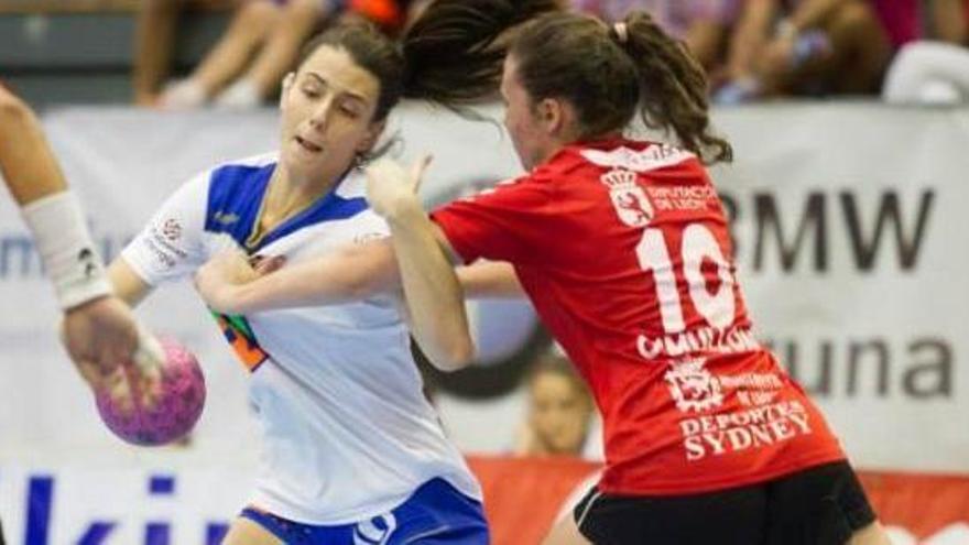 María Prieto, con la camiseta del Cleva, defendiendo a una rival.