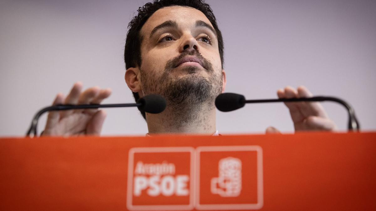 Darío Villagrasa comparece ante los medios este viernes, en la sede del PSOE de Aragón, para anunciar que se retira de la carrera a dirigir el partido.
