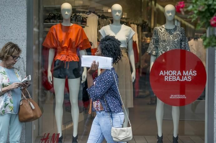 LAS PALMAS DE GRAN CANARIA A 30/06/2017. Rebajas de verano en las tiendas de la zona comercial de Triana. FOTO: J.PÉREZ CURBELO