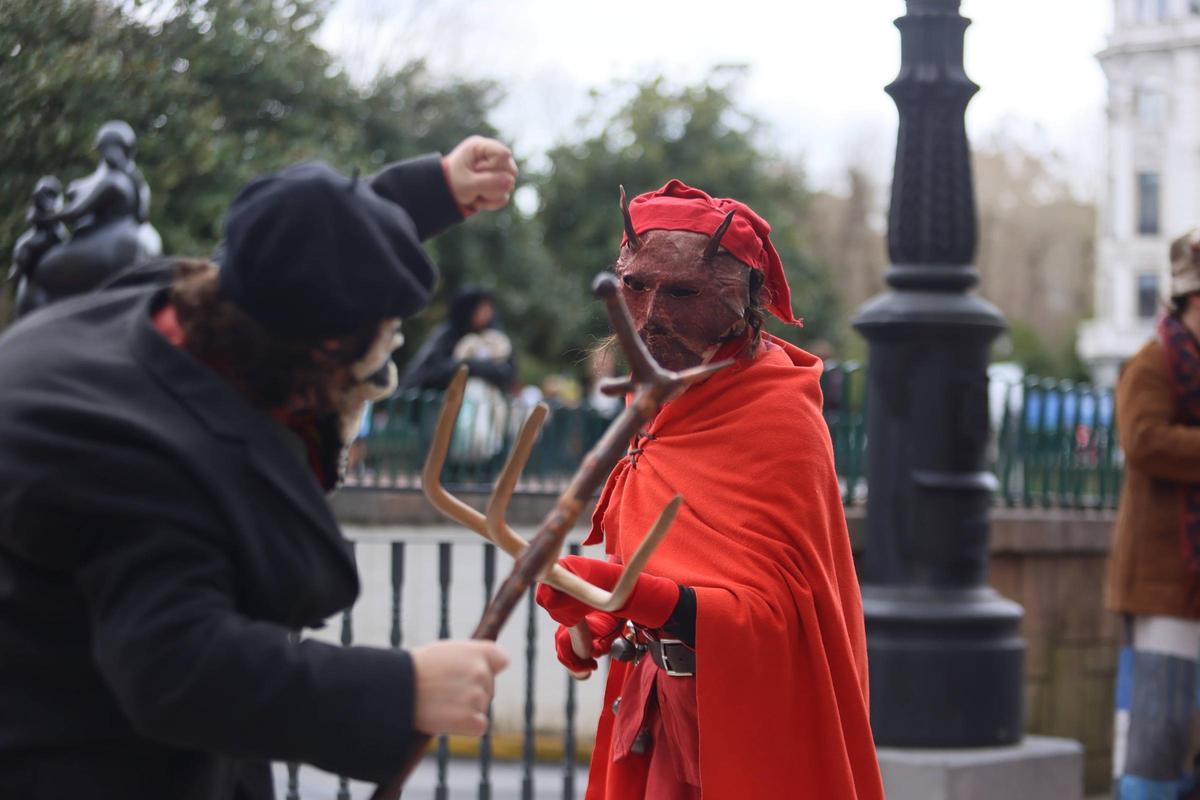 El pasacalles de los Mazcaritos por las calles de Oviedo
