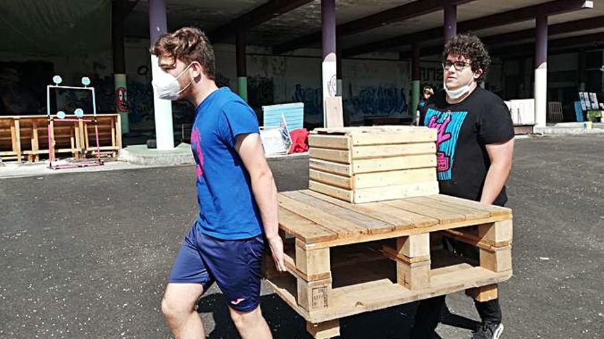 Arriba, un taller de formación tecnológica. A la izquierda, Annie Sánchez, trabajando y dos jóvenes portan palés para fabricar mobiliario para la nueva zona de picnic.    | // DANIEL PÉREZ