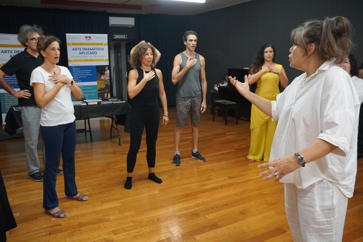 Amanda Harris, en un momento de la clase con los alumnos.