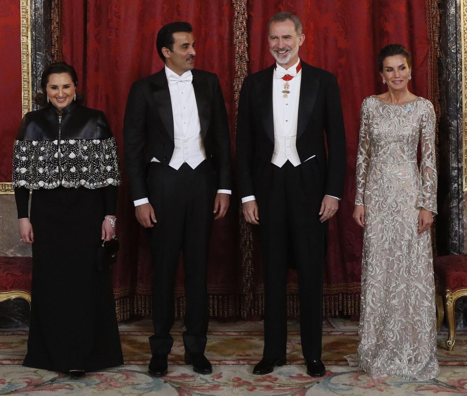 La reina, con el vestido diseñado por Lage antes de la cena con el emir y la jequesa de Catar. 