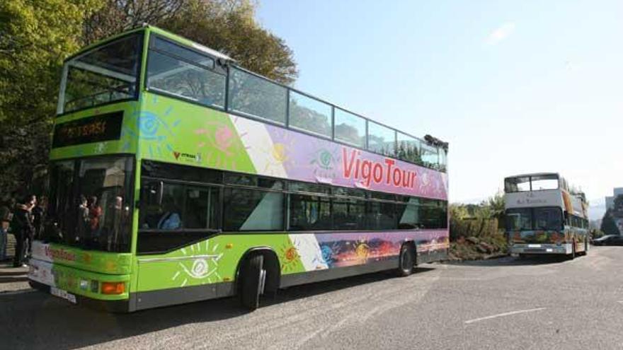 El bus turístico dispone de una capota y de acceso para personas con movilidad reducida.