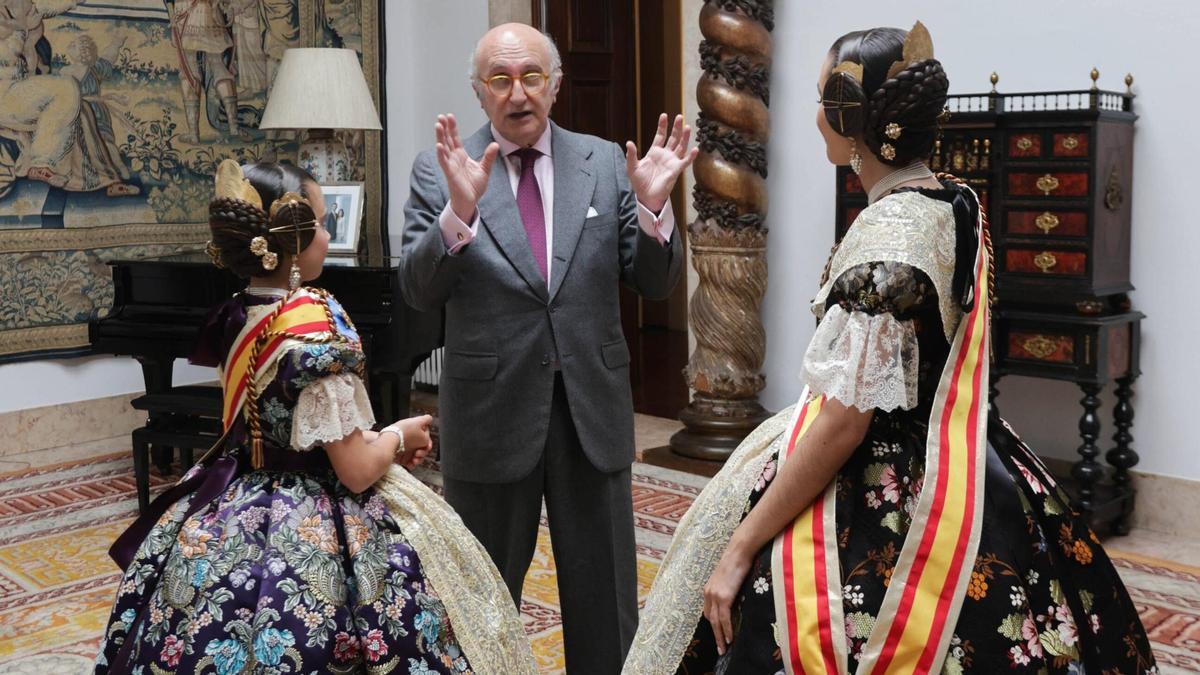 Las falleras mayores con el embajador español en Lisboa