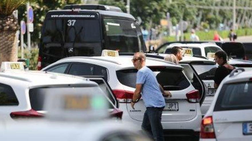 AENA quiere reformar toda la zona del tráfico de coches del frontal del aeropuerto.