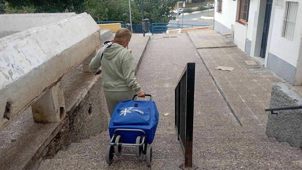 Los vecinos piden una solución técnica a tantas escaleras en calle Trinquete, en Monte Pavero.