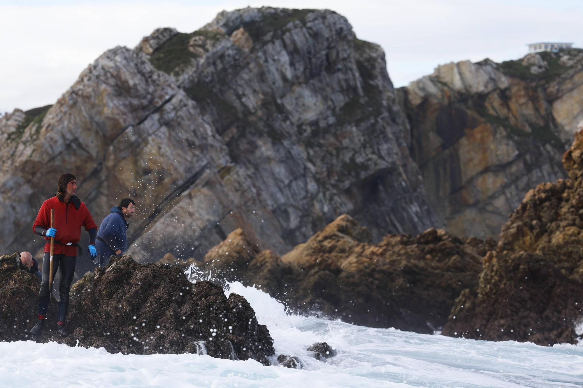 EN IMÁGENES: Así es la dura jornada de los perceberos del cabo Peñas: un oficio de alto riesgo a merced de las olas