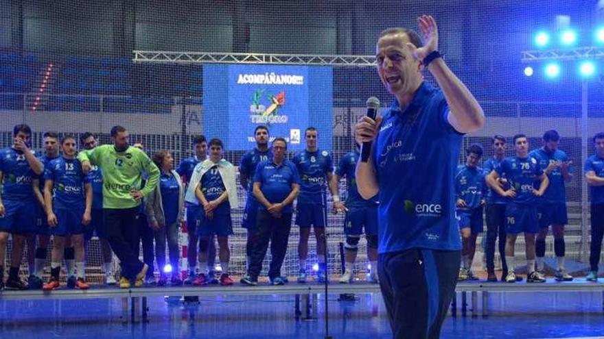 Quique Domínguez, en el discurso de final de temporada con su plantilla de fondo. // Gustavo Santos