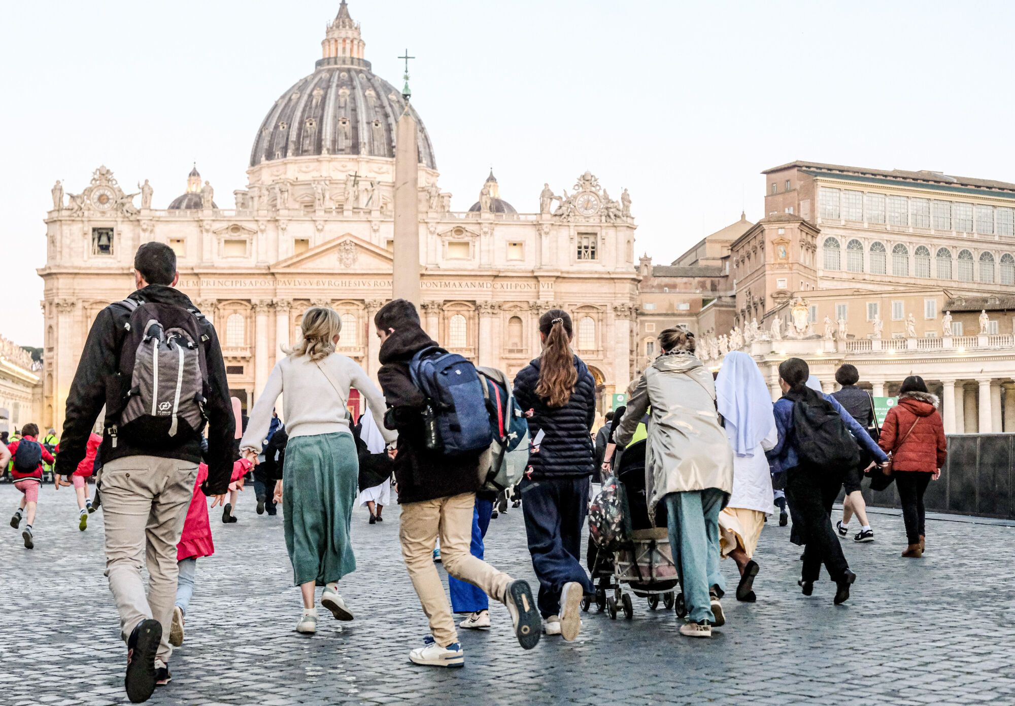 Alle prime luci del giorno la corsa dei fedeli per assistere alla cerimonia funebre di Papa Francesco. Città del Vaticano, Piazza San Pietro, Sabato 26 Aprile 2025 (foto Mauro Scrobogna / LaPresse)  At first light, the faithful rushed to attend the funeral ceremony of Pope Francis. Vatican City, St. Peter's Square, Saturday April 26 2025. (Photo by Mauro Scrobogna / LaPresse)