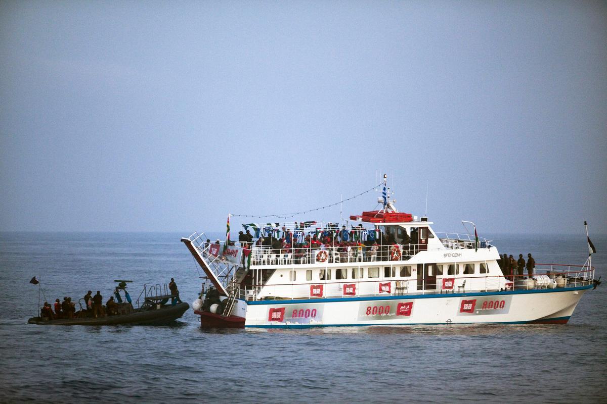 ISR24 ISRAEL 31/5/2010.- Soldados israelíes interceptan a uno de los barcos que transporta ayuda humanitaria para Gaza hoy, lunes 31 de mayo de 2010. Más de una decena de personas han muerto y al menos otras 30 han resultado heridas hoy en el asalto del Ejército de Israel a la &quot;Flotilla de la Libertad&quot;, un grupo de barcos con ayuda humanitaria para Gaza, en un ataque que ha causado conmoción e indignación en la comunidad internacional. Otras fuentes sin confirmar contabilizan entre 16 y 20 las víctimas mortales a los heridos entre 30 y 60. EFE/Uriel Sinai/POOL GAZA-FLOTA / GUERRAS Y CONFLICTOS. CONFLICTO PALESTINO ISRAELI. ATAQUES ISRAELIES. FLOTILLA HUMANITARIA PARA GAZA. ASALTOS. CONFLICTOS DIPLOMATICOS.