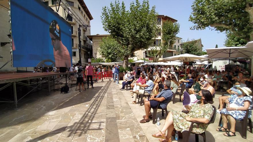 Unos trescientos sollerics animan a Joan Lluís Pons en la Plaça Constitució