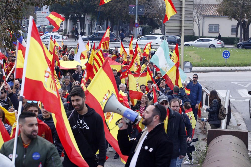 400 persones es manifesten a Girona en favor de la unitat d''Espanya i en contra del Govern destituït