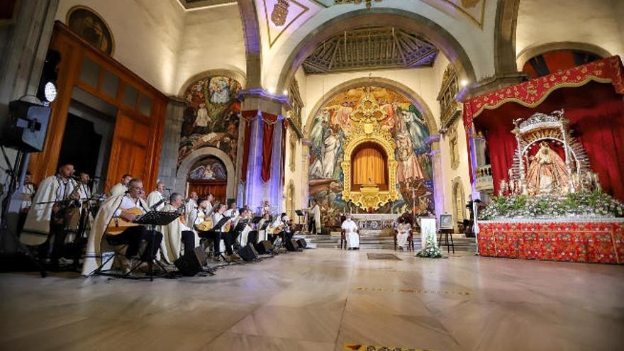 Un momento de la grabación del pregón que protagonizaron ayer en la Basílica Los Sabandeños, a los pies de la Patrona de Canarias.