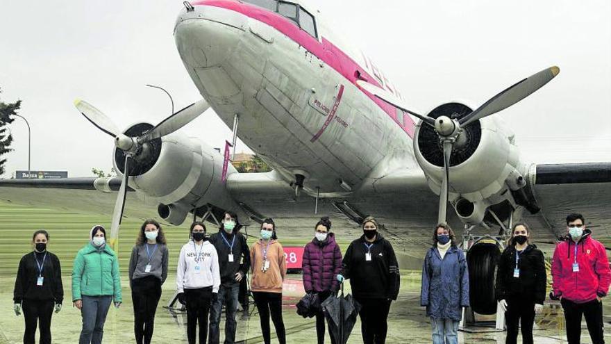 Los estudiantes de prácticas, hace unos días en el Museo Aeronáutico de Málaga, bajo las alas del Douglas DC-3.