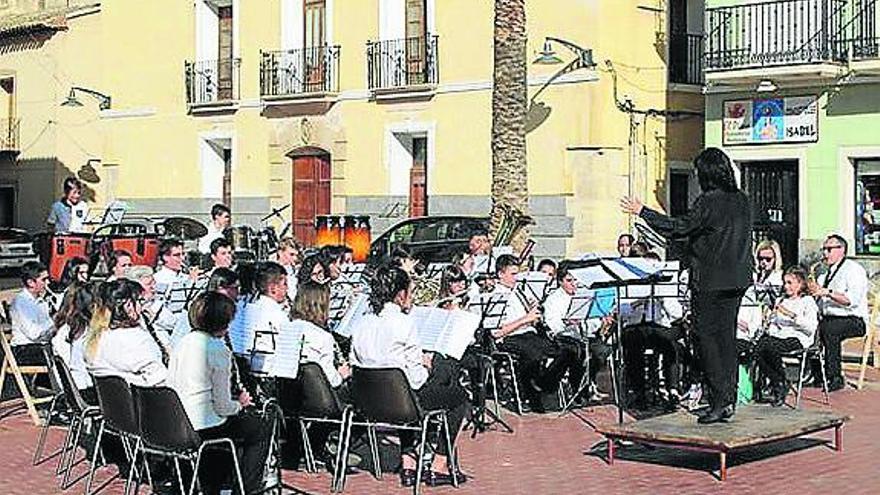 Actuación de la Agrupación Musical de Guardamar en el Festival de Pliego