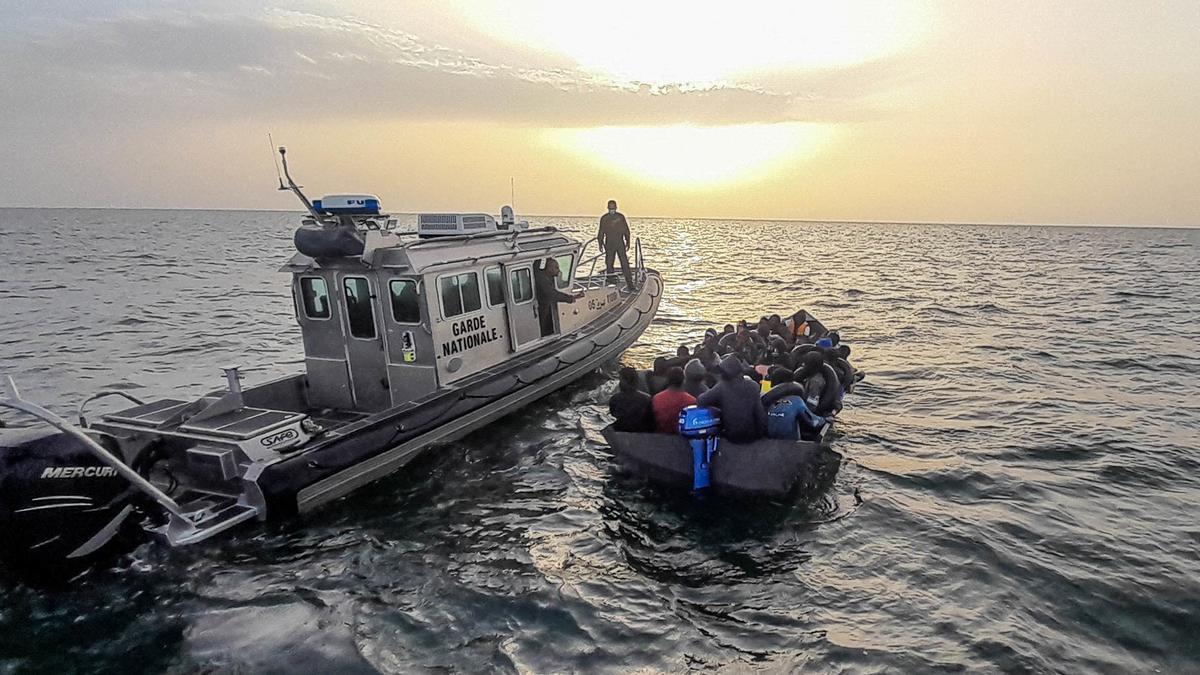 La Guardia costera de Túnez intercepta una embarcación con migrantes en las costas de Sfax, en una imagen de archivo.