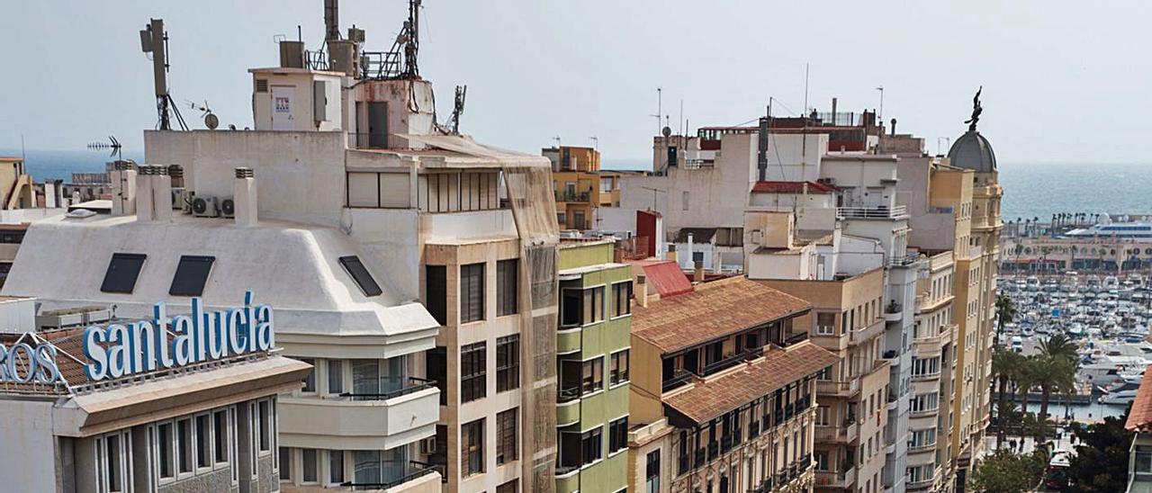 Vista aérea de la Rambla, que el Ayuntamiento quiere peatonalizar. | RAFA ARJONES