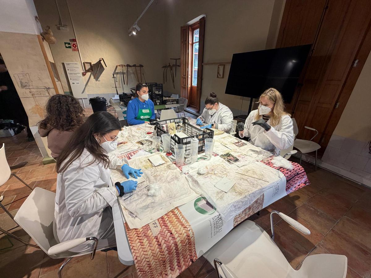 Los profesionales trabajan en el programa 'Salvem les fotos'